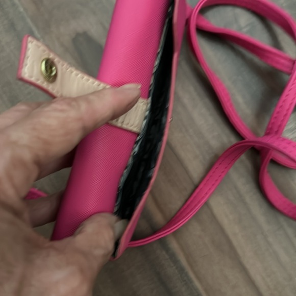 Adrienne Vittadini crossbody wallet - Picture 5 of 6